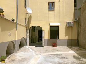 an empty alley in front of a building at ALCENTRO Orange Home in Venafro