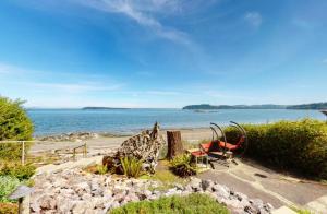 Foto dalla galleria di Private Beach - Book Port Ludlow Beach Cottage and Camper Together a Port Ludlow