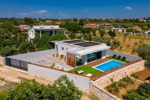 uma vista aérea de uma casa com piscina em Cubic em Peroj