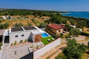 uma vista aérea de uma casa com piscina em Cubic em Peroj