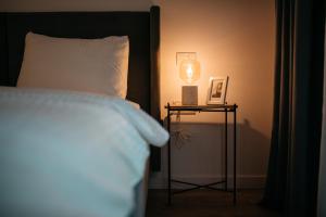 Un pat sau paturi într-o cameră la Nuez Apartments