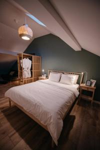 Un dormitorio con una gran cama blanca en una habitación. en Nuez Apartments, en Dumbrăviţa 108 fotos más
