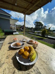 una mesa con platos de comida encima en Batur Pyramid Guesthouse en Kintamani