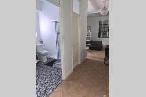 - un couloir avec des toilettes dans le salon dans l'établissement Superbe appartement Nice centre, à Nice