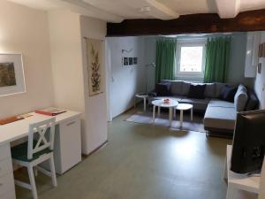 a living room with a couch and a table at Reitze Hoob in Hommertshausen