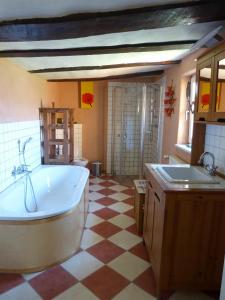 ein großes Bad mit einer Badewanne und einem Waschbecken in der Unterkunft Reitze Hoob in Hommertshausen