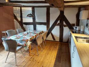 une salle à manger avec une table et des chaises dans une cuisine dans l'établissement Reitze Hoob, à Hommertshausen