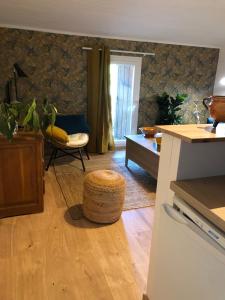 uma cozinha e sala de estar com uma mesa e um banco em studio Bel Air em Saint-Georges-dʼOrques