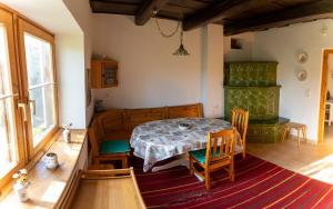 ein Schlafzimmer mit einem Tisch und Stühlen in einem Zimmer in der Unterkunft Tulipán Vendégház Kercaszomor in Kercaszomor