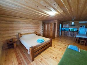 Postel nebo postele na pokoji v ubytování Эко-хаус + 37 fotografií