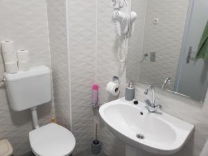 Koupelna v ubytování Zoli Apartmanok-Adri Kölcsey 32 + 18 fotografií