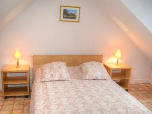 1 dormitorio con 1 cama con 2 lámparas en las mesas en Gîte Montrésor, 4 pièces, 7 personnes - FR-1-381-72, en Montrésor