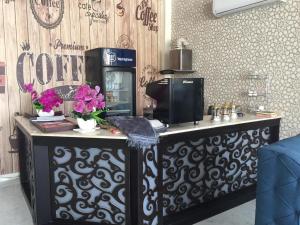 een toonbank met bloemen erop in een koffiebar bij شقق نيام بارك للشقق المخدومه in Rafha +25 foto's