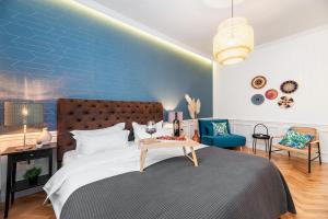 Rúm í herbergi á Evala luxury rooms with pool and garden