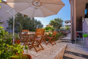 Patio alebo iná vonkajšia časť ubytovania Room Elelina