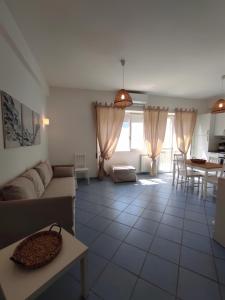 un soggiorno con divano e tavolo di Appartamento a 60 metri dal lungomare Circe a Terracina