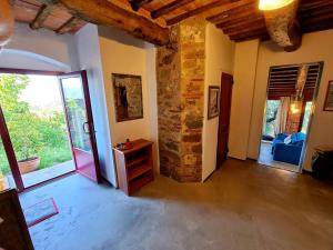 Montemagno的住宿－Casa L Oliveta，客厅设有通往客厅的门。