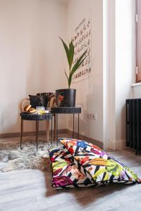 a living room with a table and a pillow on the floor at Appartement ForRest - balcon privé et piscine, près de Lyon in Lay