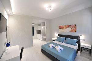 een slaapkamer met een bed met 2 kussens erop bij Elizabeth Studios in Skiathos-stad