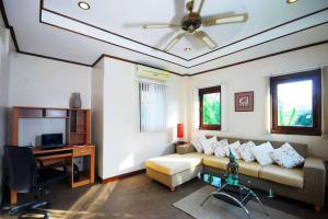 Μια τηλεόραση ή/και κέντρο ψυχαγωγίας στο 4 Bedroom Villa Shine SDV195-By Samui Dream Villas