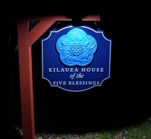 una señal para la casa Killea de las cinco bendiciones en Kilauea House, en Volcano