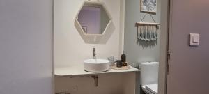 une salle de bain avec un lavabo et un miroir sur un comptoir dans l'établissement Les Chemins d'Elika, à Saint-Jean-Pied-de-Port 71 autres photos