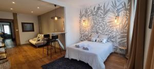 une petite pièce avec un lit et une chaise dans l'établissement Les Chemins d'Elika, à Saint-Jean-Pied-de-Port