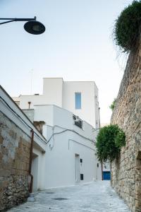 a white building on the side of a street at Camera doppia Letti singoli Senza Finestra Dimora Guerrieri in Brindisi