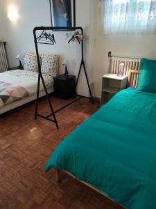 een slaapkamer met een bed en een statief bij Cocon proche Paris - CDG in Aulnay-sous-Bois