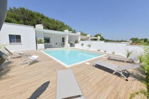 eine Villa mit einem Pool und einem Haus in der Unterkunft Il marchese in piscina in San Pietro in Bevagna