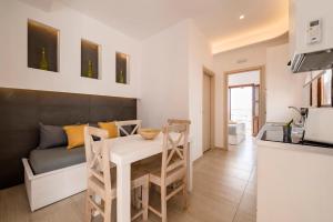 Kuchyň nebo kuchyňský kout v ubytování Traditional Lindian Suites