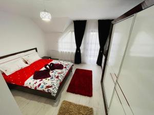 Tempat tidur dalam kamar di Pensiunea Casa Mădă