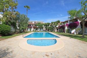 The swimming pool at or close to Residencial Tropicana