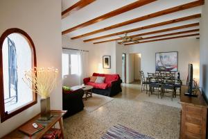 ein Wohnzimmer mit einem Sofa und einem Tisch in der Unterkunft Don Quijote LA in Denia
