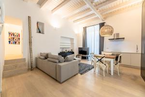 een woonkamer met een bank en een tafel bij My Luxury Suites - Executive in Savona