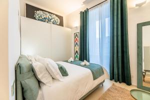 een slaapkamer met een bed en een raam bij My Luxury Suites - Executive in Savona