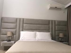 Postel nebo postele na pokoji v ubytování Hotel Relax Dhermi