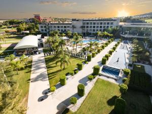 een luchtzicht op een resort met een zwembad en palmbomen bij La Finca Resort in Algorfa