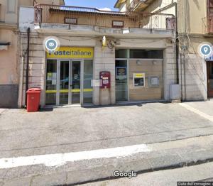 een gebouw met een postkantoor in een straat bij A Casa di Mimia in Avellino