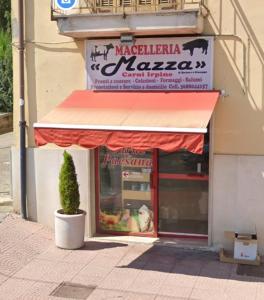 una tienda con un cartel en un lado de un edificio en A Casa di Mimia, en Avellino