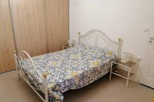 een slaapkamer met een bed met een blauw en wit dekbed bij MAISON CLIMATISEE ,2 CHAMBRES, PARKING compris in La Ciotat