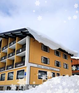 un edificio en la nieve con nieve en Hotel Bella, en Obertauern