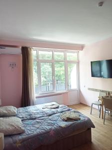 A bed or beds in a room at Hotel Caucase