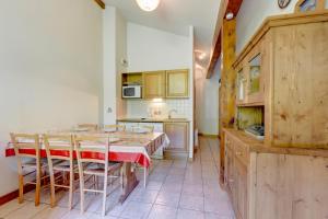 cocina con mesa y sillas en una habitación en L'Ecureuil, en Flumet