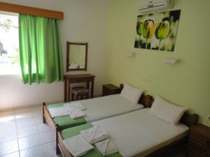 Postel nebo postele na pokoji v ubytování Bungalows Camping Kouyoni