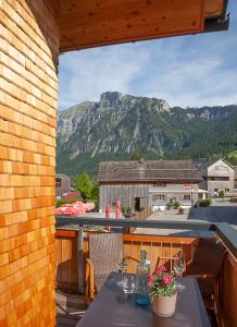 d'une table sur un balcon avec vue sur la montagne. dans l'établissement Alpin Aparts, à Mellau