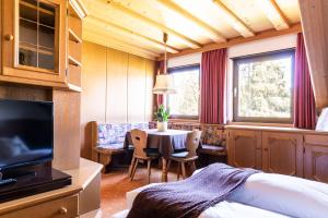 a room with a table and a dining room at Villa Pana in Santa Cristina Gherdëina