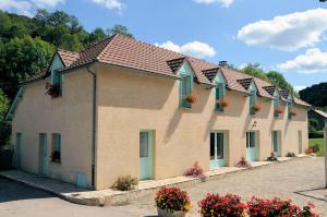 Saint-PoncyにあるLogis Hôtel Auberge de l'Allagnonetteの花の横の建物