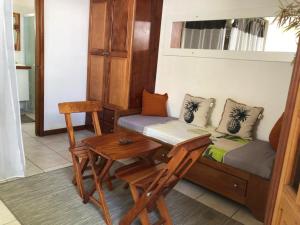 um quarto com uma cama, uma mesa e uma secretária em Le Laurier Rose em Basse-Terre