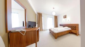 Un pat sau paturi într-o cameră la Hotel Mariss